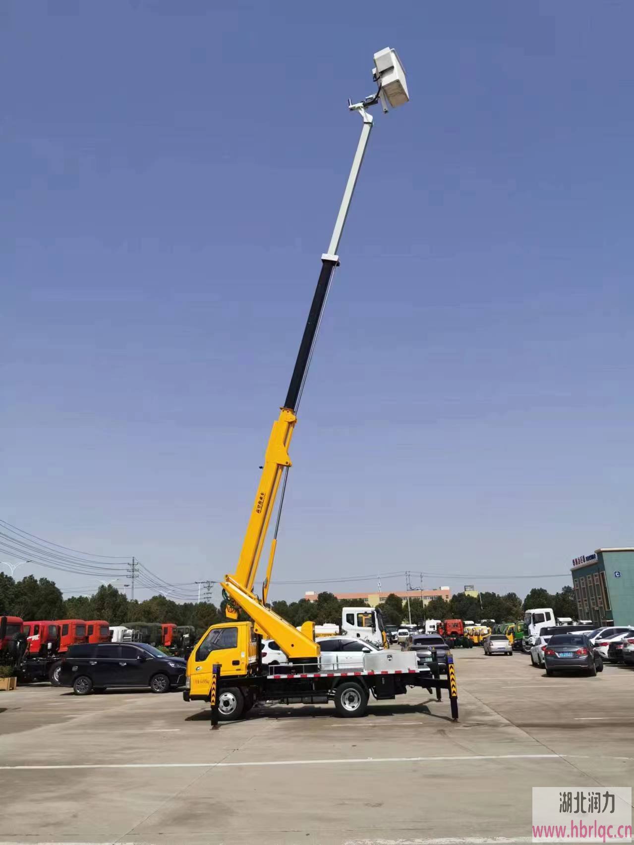 19米藍(lán)牌絕緣帶電高空作業(yè)車(chē)